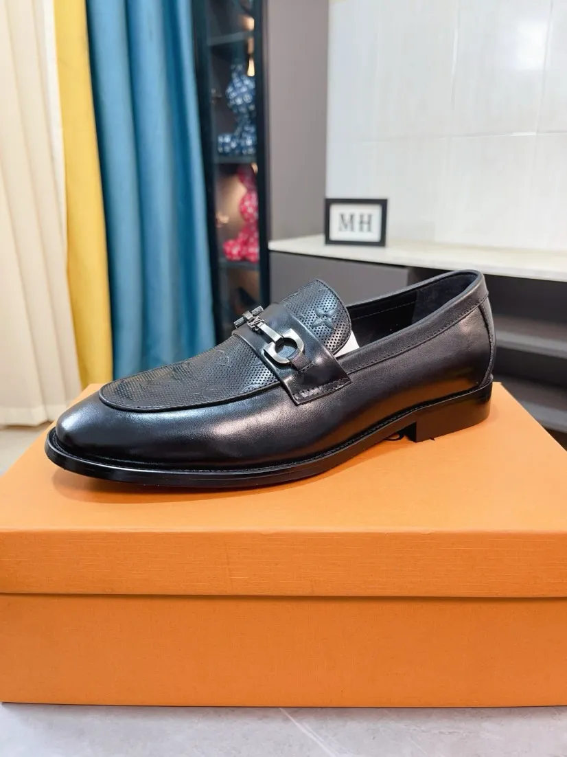 Men's Men's Shoes 💰458🌹🌹Niuli [LV] Louis Vuitton's new open-edge pigskin shoes are the most popular classic. Synchronized with the official website, the upper adopts Italian imported upper embossing➕comfortable cowhide lining, fashionable atmosphere, unique brand and unique craftsmanship. Highlighting the hot style of the new year. Stop hesitating, stop wandering, get it now. Code number: 38--44